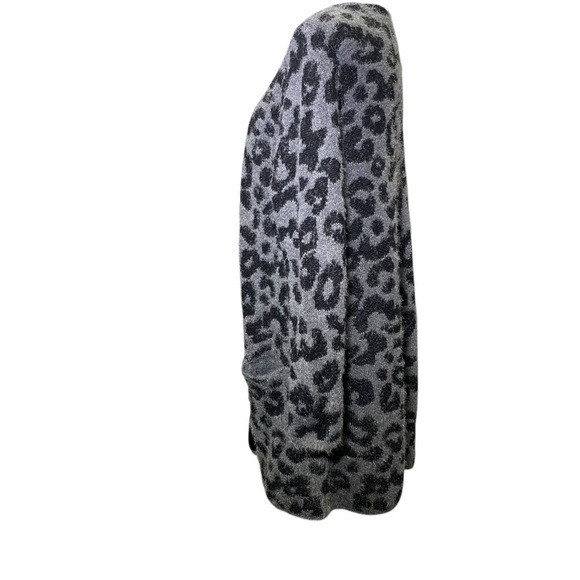 AUGUST SILK Women's Medium light gray animal print fuzzy long length cardigan - Picture 5 of 10